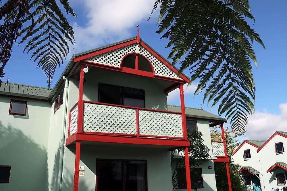 Smoke Lake Hot Springs Lodge & Camp Rotorua Hostel